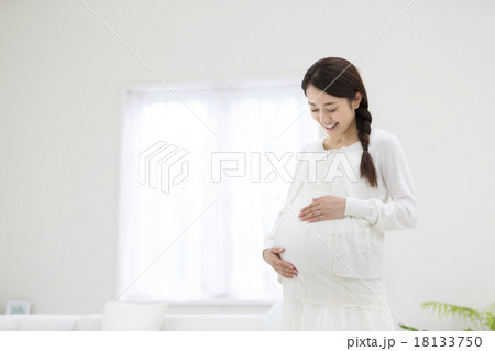 お腹に手をあてる妊婦 18133750