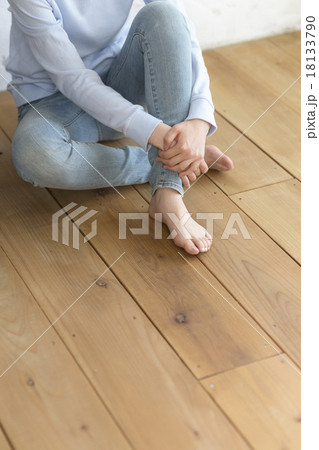 フローリングに座る女性 18133790