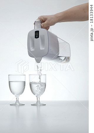 浄水器とグラスの水 18133944