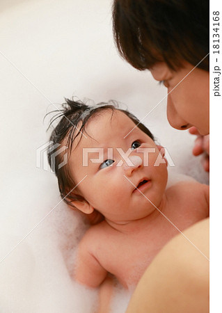 沐浴 お風呂 入浴 イクメン 赤ちゃん パパ 子供 父 娘 0歳 育児 子育て シャンプー 石鹸 の写真素材