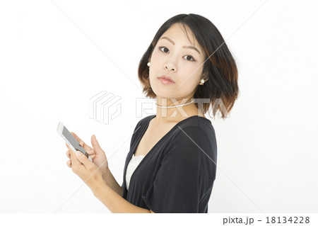 若い女性 タブレット 持つ バストアップ カメラ目線 振り返る 若い女性 タブレット 持つ バストアップ カメラ目線 振り返る 18134228