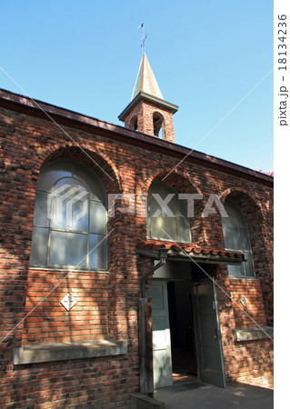 碌山美術館　碌山館　木漏れ日の南面レンガ壁 18134236