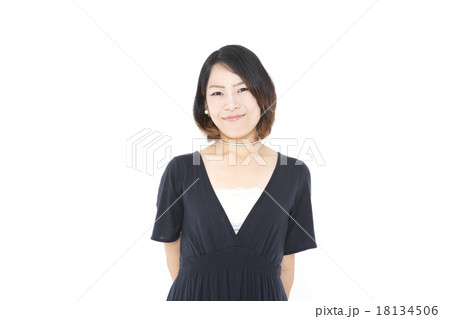 若い女性 ポートレート カメラ目線 笑顔 若い女性 ポートレート カメラ目線 笑顔 18134506