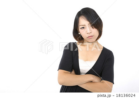 若い女性 ポーズ 腕組み 考える 白バックの写真素材