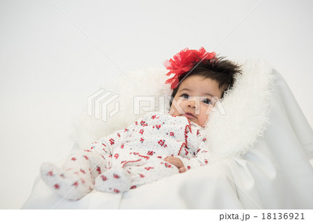 上を見上げる赤ちゃん 女の子 上を見上げる赤ちゃん 女の子 18136921