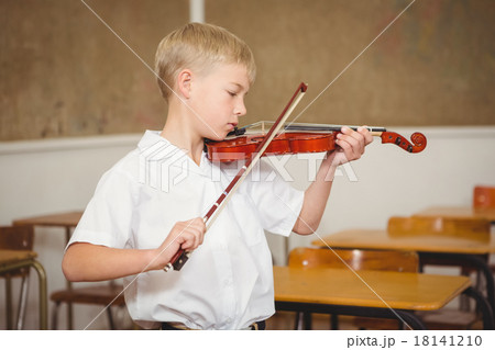 Student using a violin in class 18141210