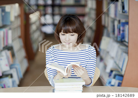 図書館で本を読む女性 18142689