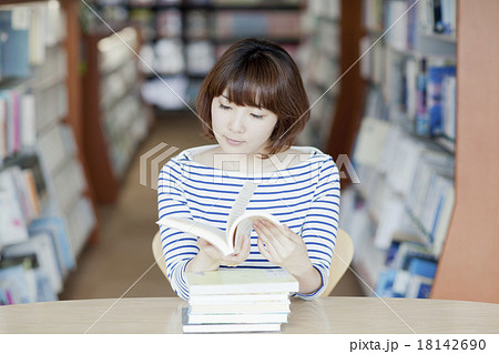 図書館で本を読む女性 18142690