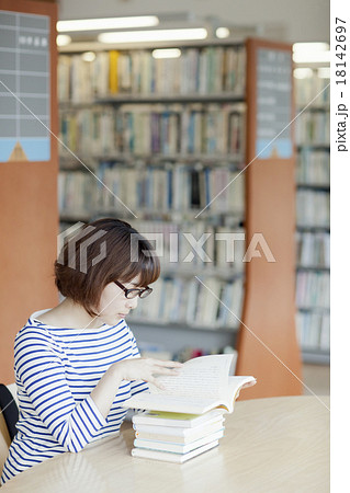 図書館で本を読む女性 図書館で本を読む女性 18142697