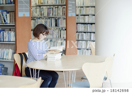 図書館で本を読む女性 図書館で本を読む女性 18142698
