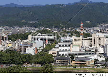 筆山より高知市街を見る（中央に高知城、県庁、手前は鏡川） 18143110