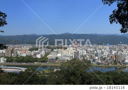 高知市中心部を筆山から見る(中央左が高知城、その手前が県庁、下は鏡川に高知競輪場) 高知市中心部を筆山から見る(中央左が高知城、その手前が県庁、下は鏡川に高知競輪場) 18143116