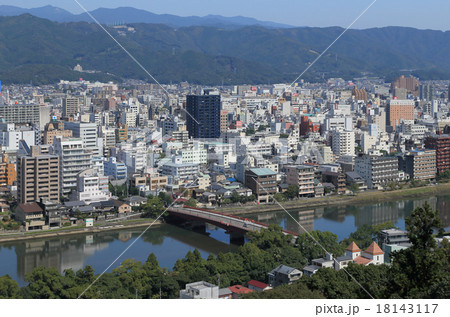 高知市の筆山公園よりはりまや橋方向をみる 手前は鏡川にかかる天神大橋 の写真素材