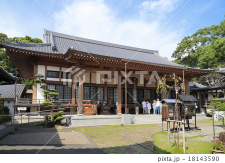 四国霊場第33番札所「雪蹊寺」本堂とお遍路さん 四国霊場第33番札所「雪蹊寺」本堂とお遍路さん 18143590