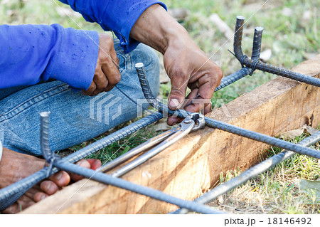 technician bundle wire steel rod for construction job 18146492