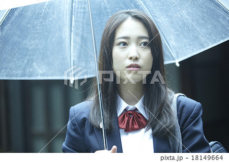 傘をさす女子高生 傘をさす女子高生 18149664