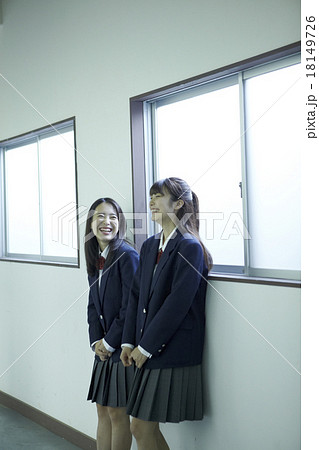 学校の廊下にいる女子高生の写真素材