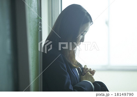 教室にいる女子高生 18149790