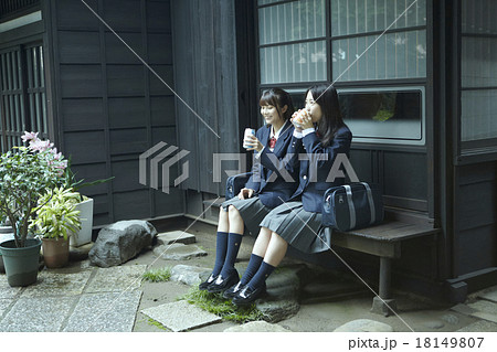 自宅にいる女子高生 18149807