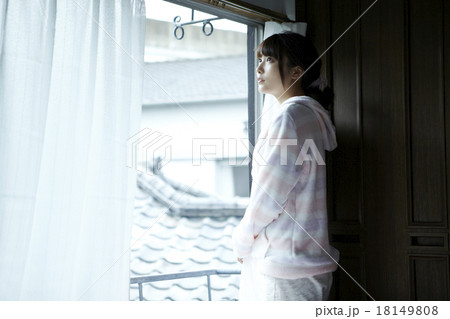 自室にいる女性 自室にいる女性 18149808