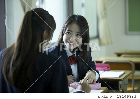 教室で勉強する女子高生の写真素材