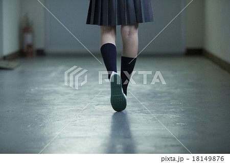 学校の廊下にいる女子高生 18149876