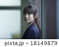 学校の廊下にいる女子高生 18149879