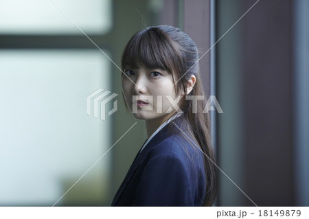 学校の廊下にいる女子高生 18149879