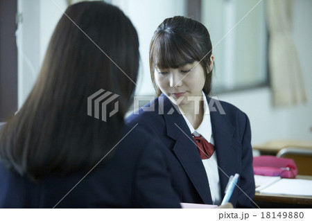 教室で勉強する女子高生 18149880