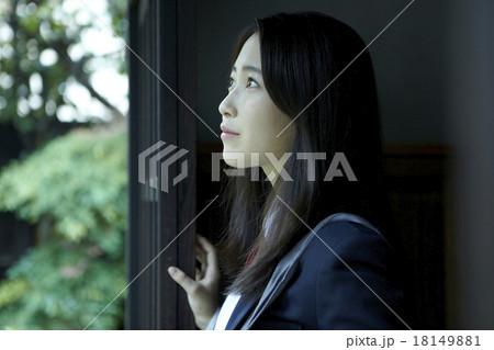 自宅にいる女子高生 18149881
