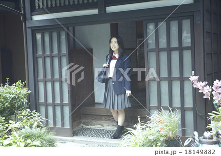 自宅にいる女子高生 18149882