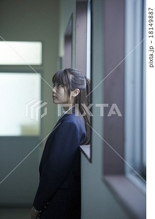 学校の廊下にいる女子高生 18149887