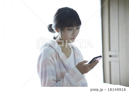 自室にいる女性 自室にいる女性 18149918