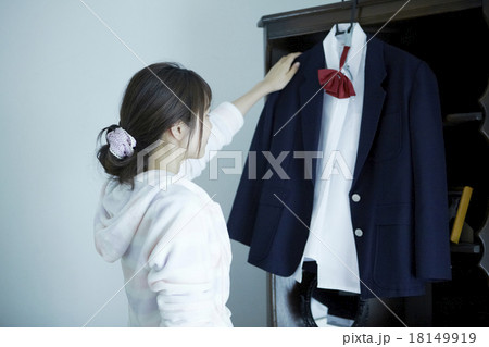 自室にいる女性 18149919