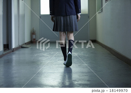 学校の廊下にいる女子高生 18149970