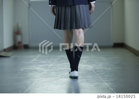 学校の廊下にいる女子高生 18150025