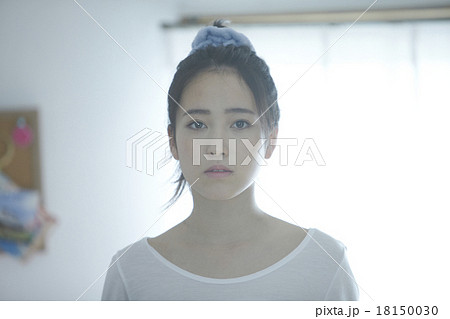 自室にいる女性 18150030