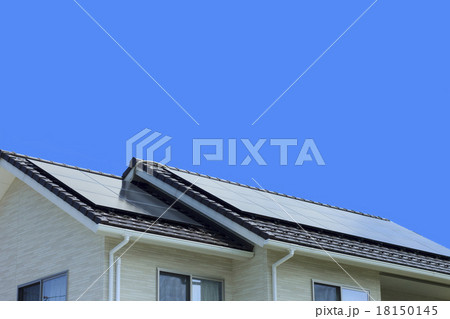 エコ住宅と青空 18150145