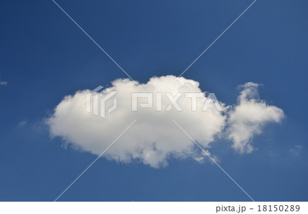 青空に白い綿雲 18150289