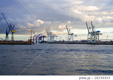 Cranes in a harbor 18150353