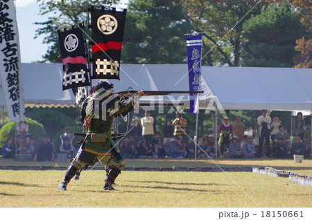 信州松本　松本城イベント　古式砲術演武の風景（火縄銃）　愛知隊射撃光景　横 18150661