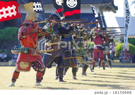 信州松本　松本城イベント　古式砲術演武の風景（火縄銃）　愛知隊　射撃光景　横 18150666