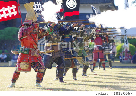 信州松本　松本城イベント　古式砲術演武の風景（火縄銃）　愛知隊　発射光景　横 18150667