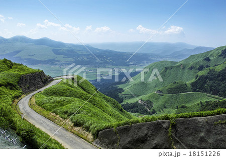阿蘇山大観峰から望むワインディングロード 18151226