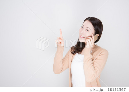 電話する女性 18151567
