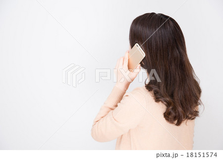 電話する女性 18151574