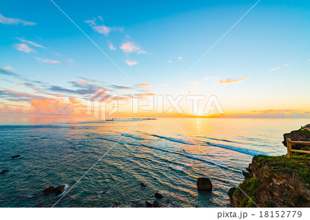 沖縄 日の出 海 風景の写真素材