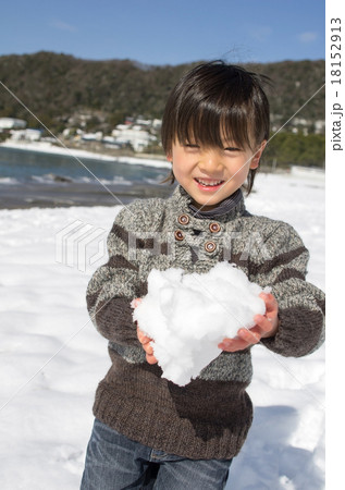 雪遊びする子供と海岸風景 18152913