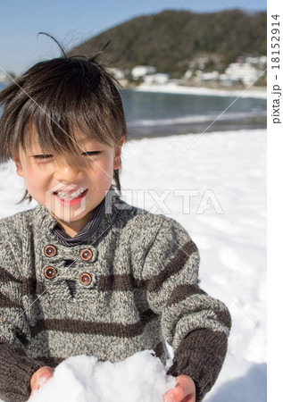雪遊びする子供と海岸風景 18152914