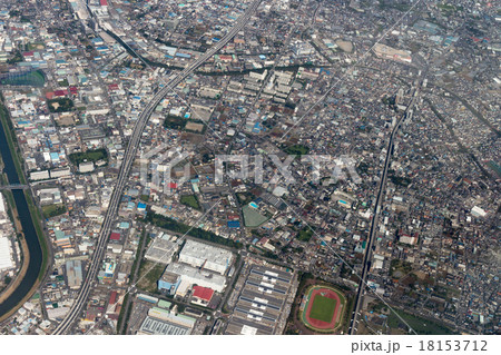 東京都足立区入谷の舎人公園付近を空撮 18153712